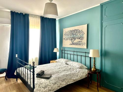 1 dormitorio con paredes azules, 1 cama y ventana en Taormina Casa Sarina en Taormina