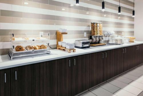 a kitchen with a counter with aasteryasteryasteryasteryasteryasteryasteryasteryastery at La Quinta Inn & Suites by Wyndham Ankeny IA - Des Moines IA in Ankeny