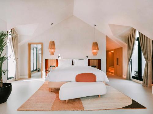 Katil atau katil-katil dalam bilik di SO/ Sotogrande Spa & Golf Resort Hotel