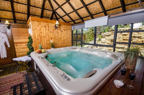 a jacuzzi tub in the middle of a room at Out of Africa Resort in Had Nes