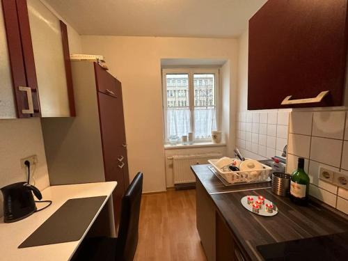 eine Küche mit einer Theke, einer Spüle und einer Arbeitsplatte in der Unterkunft City Apartment 15 in Leipzig