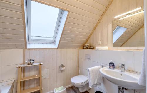 een badkamer met een wastafel, een toilet en een raam bij Kstenglck in Olpenitz