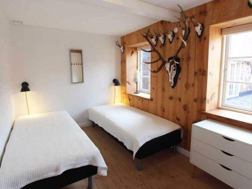 NeksøにあるHoliday home Nexø Xのベッドルーム1室(ベッド2台付)