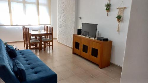 uma sala de estar com um sofá e uma televisão num armário em Mommy's Apartment in Copacabana no Rio de Janeiro