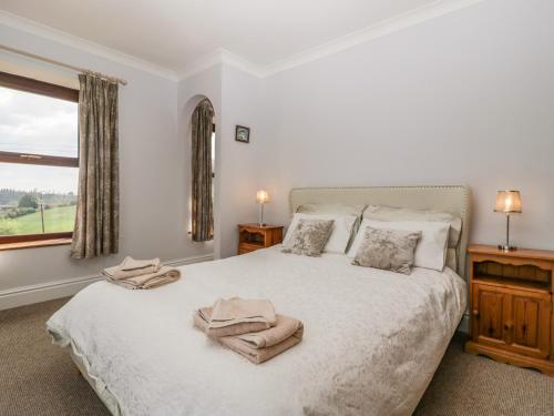 een slaapkamer met een bed met handdoeken erop bij Moors Farm in Cinderford