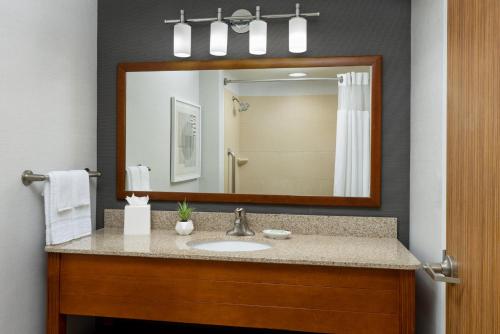Un baño de Courtyard by Marriott Atlantic City Beach Block
