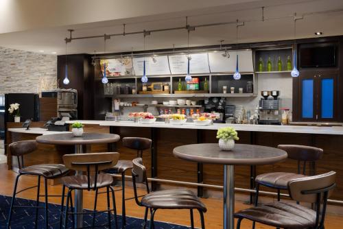 El salón o zona de bar de Courtyard by Marriott Atlantic City Beach Block