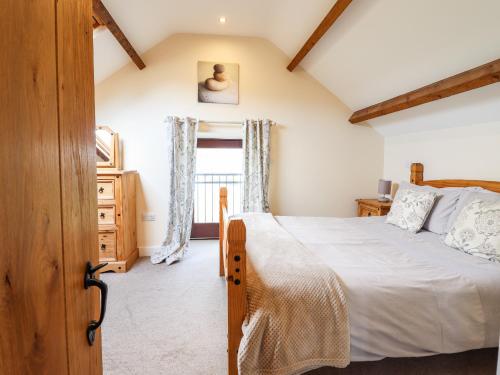 een slaapkamer met een bed en een raam bij Beudy Bach Barn in Llanuwchllyn