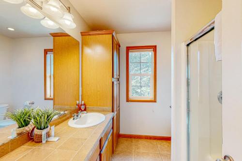 La salle de bains est pourvue d'un lavabo et d'une douche. dans l'établissement Kittiwake Corner, à Rockaway Beach