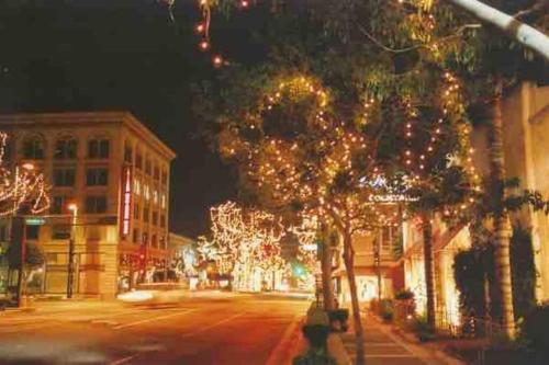 une rue de la ville la nuit avec des feux de Noël sur les arbres dans l'établissement Cozy house near Disney, Knott’s & Beach!!, à Fullerton