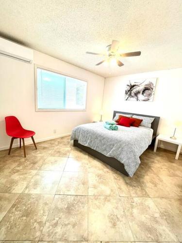 a bedroom with a bed and a ceiling fan at Cozy house near Disney, Knott’s & Beach!! in Fullerton