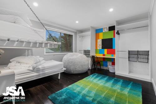1 dormitorio con cama y alfombra colorida en Edelweiss Cottage en Berridale