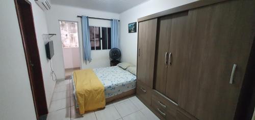 1 dormitorio pequeño con 1 cama y armario grande en Residencial Laranjal, en Manaus