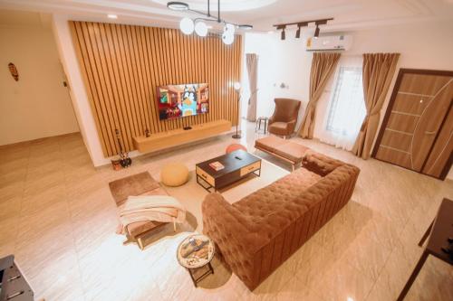 an overhead view of a living room with a couch at Big chill stays in Apenkwa