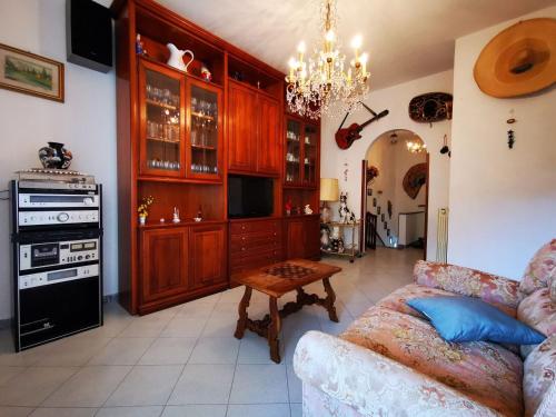 a living room with a couch and a chandelier at La Casa di Lice in Moneglia