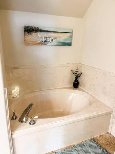 Bagno di Pet Friendly Tranquil Cottage with Fire-Pit and Seasonal Hot Tub Sept-March Minutes to BEACHES