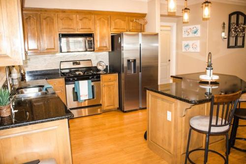 Cucina o angolo cottura di Pet Friendly Tranquil Cottage with Fire-Pit and Seasonal Hot Tub Sept-March Minutes to BEACHES