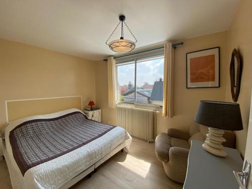 une chambre avec un lit, une chaise et une fenêtre dans l'établissement Holiday Home in Normandy near Alabaster Coast, à Senneville-sur-Fécamp