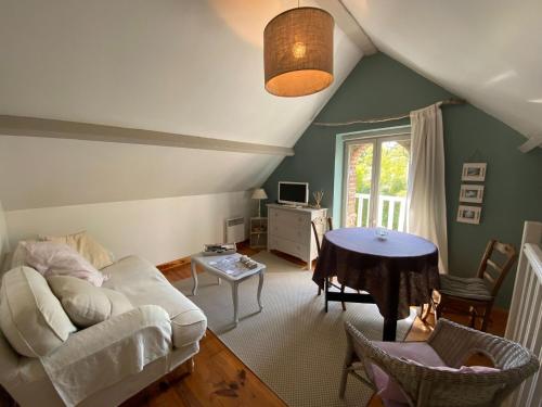 un salon avec un canapé et une table dans l'établissement Holiday Home near Alabaster Coast Beaches, à Ganzeville