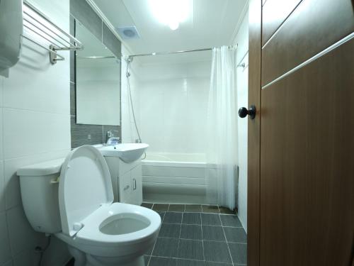 Un baño de OYO Rooftop Hostel