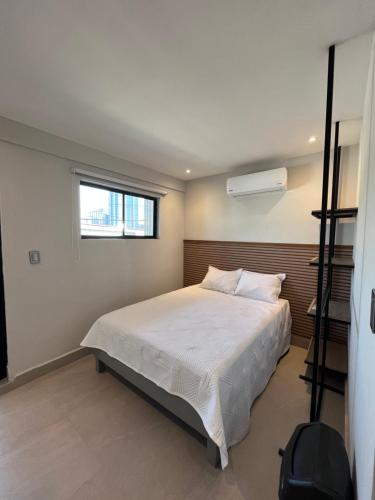 1 dormitorio con cama y ventana en Loft 33 en Monterrey