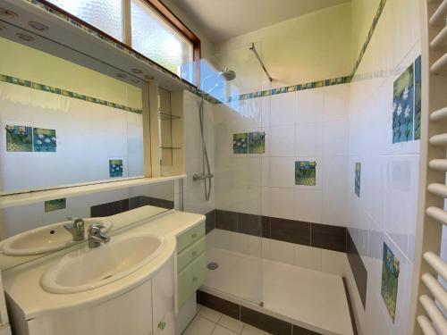 une salle de bain avec un lavabo et un miroir dans l'établissement Duplex in Fécamp with Harbor Views, à Fécamp