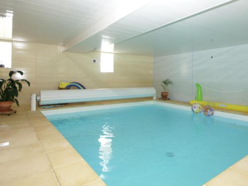 ein großer Pool in einem Zimmer in der Unterkunft Peaceful holiday home with heated pool in Vignol