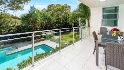 balcone con piscina, tavolo e sedie di On The Doorstep Of Woorim Surf Beach a Woorim