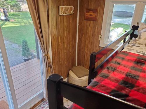 Lakefront Cottage with Private Dock – Photos 5