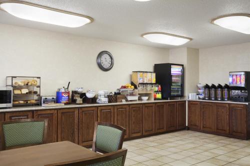 Παροχές για τσάι/καφέ στο Country Inn & Suites by Radisson Bismarck Waterpark