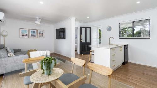una sala de estar con un sofá y una mesa en Beach Shack Bongaree, en Bongaree