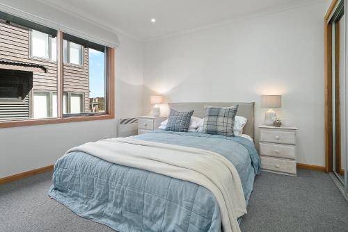 a bedroom with a bed and a window at Tetleys in Dinner Plain