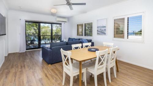 邦加里Modern Unit With Penthouse Views的客厅里有一张桌子和一张蓝色沙发
