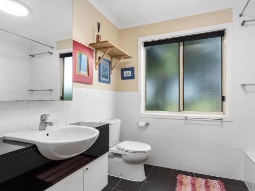 Ένα μπάνιο στο 15 Dorset Court Carrickalinga
