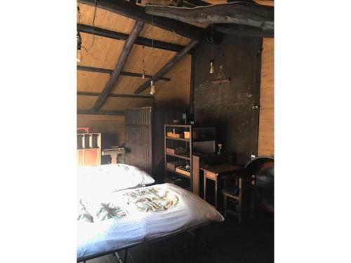 1 dormitorio con cama y techo de madera en Wan de En - Vacation STAY 83694v en Sabae