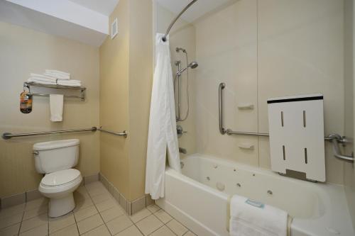 Ванная комната в Holiday Inn Express Elk Grove West I-5, an IHG Hotel