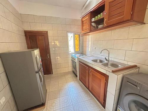 una piccola cucina con lavello e frigorifero di Résidence Bellevue a Yaoundé