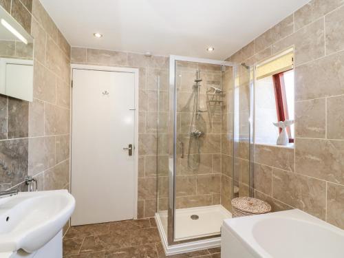 ein Badezimmer mit Dusche und Waschbecken in der Unterkunft Lookout in Weymouth