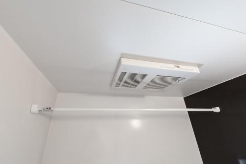 a ceiling with a air vent in a room at Oyado Nishishichijo in Kyoto