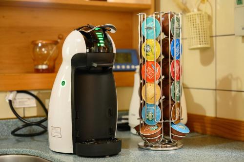 a kitchen mixer sitting on a counter next to some glasses at 貸温泉別荘Clover天城杉のログハウス伊豆高原 in Ito