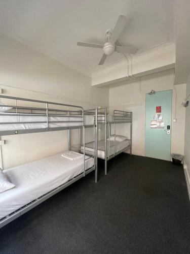 מיטה או מיטות קומותיים בחדר ב-The Downing Hostel