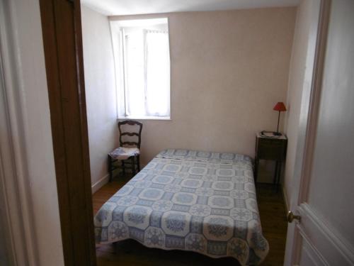 een kleine slaapkamer met een bed en een raam bij Appartement Trouville-sur-Mer, 3 pièces, 4 personnes - FR-1-712-18 in Trouville-sur-Mer