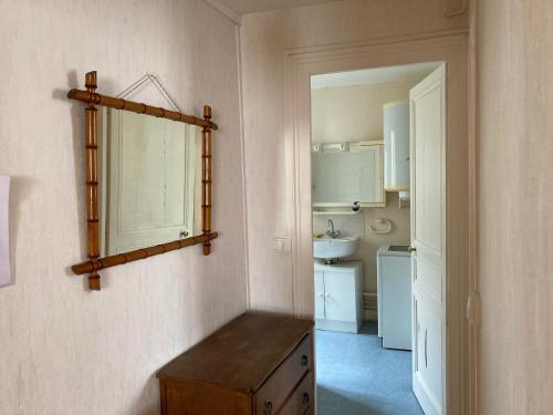 a bathroom with a sink and a mirror on the wall at Appartement Trouville-sur-Mer, 3 pièces, 4 personnes - FR-1-712-18 in Trouville-sur-Mer