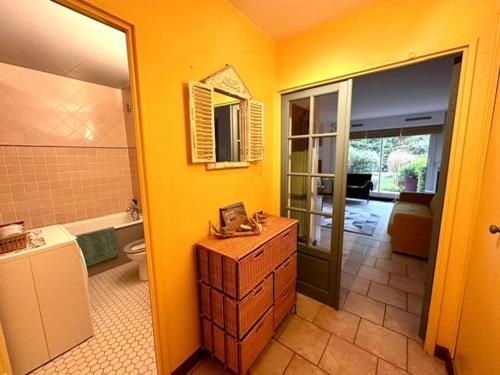 Kúpeľňa v ubytovaní Studio avec jardin, terrasse et parking à Trouville - FR-1-712-34
