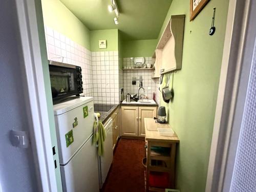 Kuchyňa alebo kuchynka v ubytovaní Studio avec jardin, terrasse et parking à Trouville - FR-1-712-34