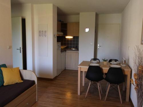 - un petit salon avec une table et deux chaises dans l'établissement Appartement T2 avec Balcon, Parking et WiFi - Proche Thermes et Centre ville, 4 pers. - FR-1-313-222, à Luchon