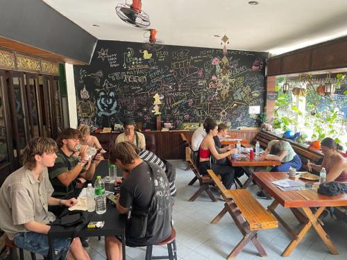 Restaurace v ubytování Revolution Hostel Chiang Mai