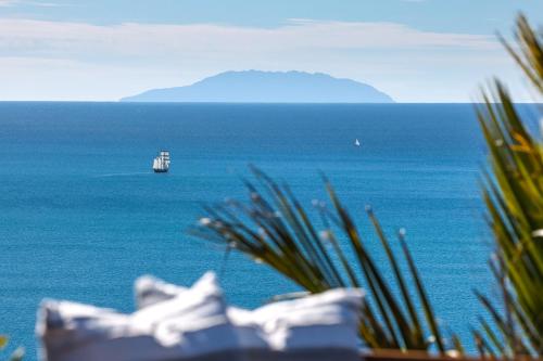 uma vista para o oceano com um barco na água em Ocean Breeze Cottage - Coast & Country em Onetangi