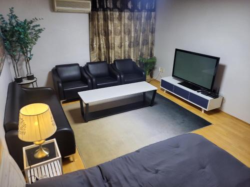 Spacious Master Suite #5 TV 또는 엔터테인먼트 센터