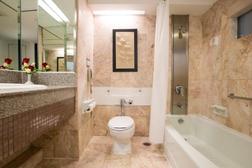 uma casa de banho com um WC, uma banheira e um lavatório. em Asia Hotel Bangkok em Bangkok